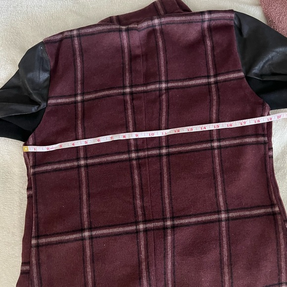 Lisa Rinna Collection, open front, plaid jacket with faux leather sleeves. XS - Picture 11 of 13